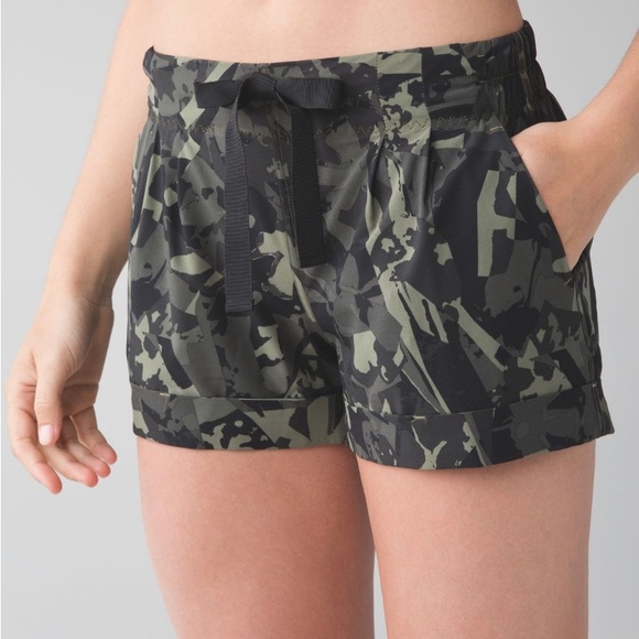 Lululemon Spring Break Away Short II - Picture 1 of 9